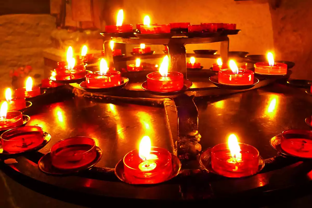 Velas encendidas en un candelabro de metal en un ambiente cálido y acogedor.